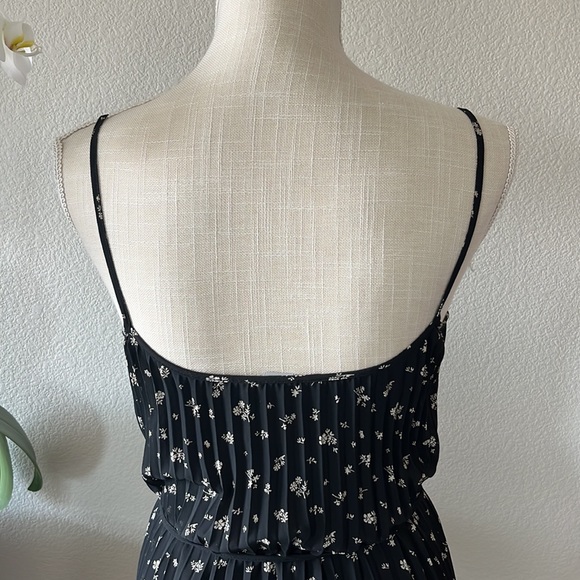 H&M floral pleated dress - Picture 5 of 7